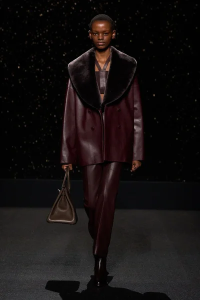 Look 16